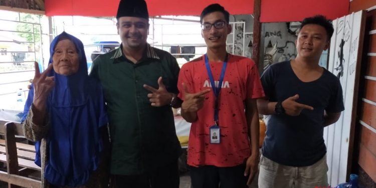 Bang Hasim, Pemandian Karang Anyer selalu Ramai, tapi Jalannya Rusak…! Bang Hasim, Pemandian Karang Anyer selalu Ramai, tapi Jalannya Rusak…!