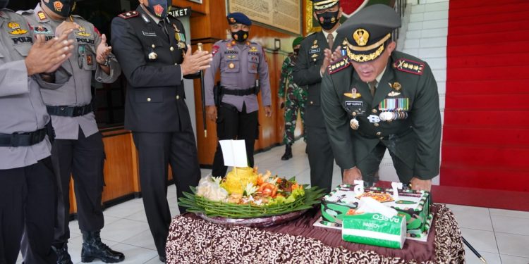 Kejutan Danyon Brimob Subden 2 B Pematang siantar Untuk Danrem 022/PT Kolonel Inf Asep Nugraha S.E.,M.Si di HUT TNI ke-75 Kejutan Danyon Brimob Subden 2 B Pematang siantar Untuk Danrem 022/PT Kolonel Inf Asep Nugraha S.E.,M.Si di HUT TNI ke-75