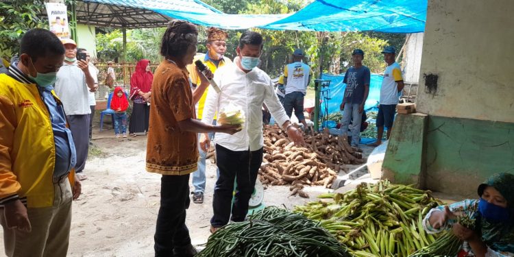 Bersama Poktan Sayur “Doa Ibu”, RHS: “Karena Itu Hoax, Sikat kalau Ada yang Katakan Bansos Itu dari Paslon Tertentu” Bersama Poktan Sayur “Doa Ibu”, RHS: “Karena Itu Hoax, Sikat kalau Ada yang Katakan Bansos Itu dari Paslon Tertentu”