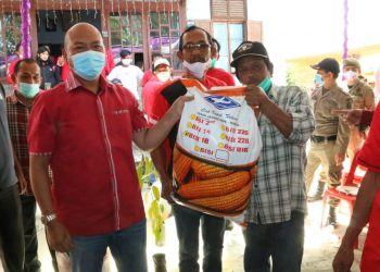 Bupati Taput Tabur Benih Ikan dan Tanam Bibit Pohon Berbuah di Desa Parbaju Tonga