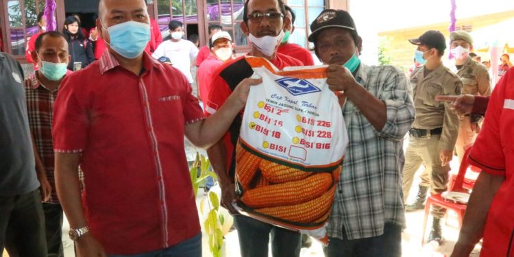 Bupati Taput Tabur Benih Ikan dan Tanam Bibit Pohon Berbuah di Desa Parbaju Tonga