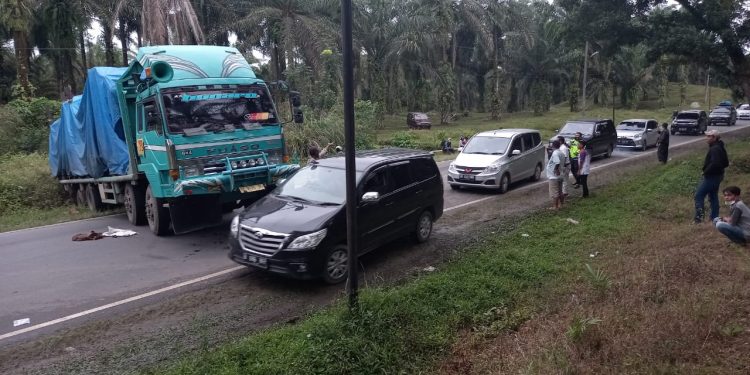 Truk Kayu TPL Merusuh di Jalan Lintas Siantar- Parapat dan Picu Kemacetan Panjang