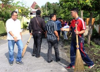 Sekda Kota Siantar Jumat Bersih Bersama Warga di Kecamatan Siantar Marihat