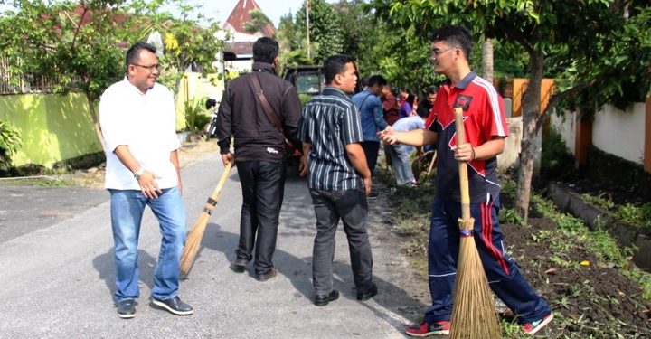 Sekda Kota Siantar Jumat Bersih Bersama Warga di Kecamatan Siantar Marihat