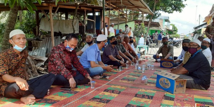 Melayat di Perdagangan, TPS Duduk Lesehan dengan Warga Melayat di Perdagangan, TPS Duduk Lesehan dengan Warga