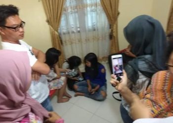 Pria Serbelawan Digrebek Istri Bersama Tiga Wanita di Rumah Kontrakan