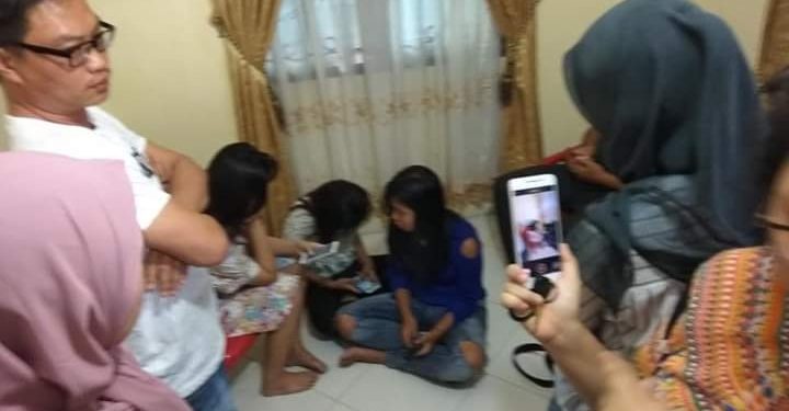 Pria Serbelawan Digrebek Istri Bersama Tiga Wanita di Rumah Kontrakan