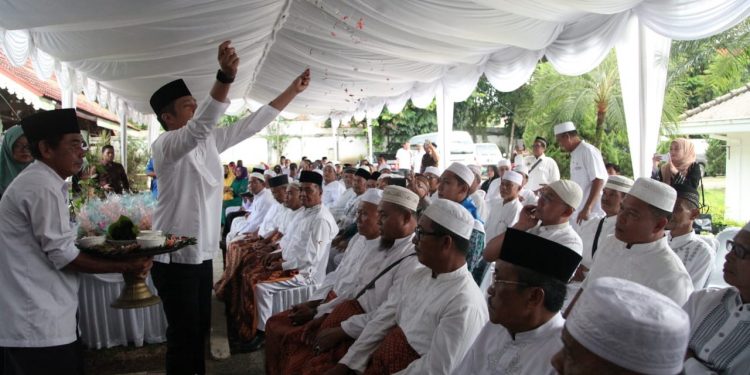 Cep Deden Muchroji Calon Haji Termuda di Siantar, Nyami Tertua