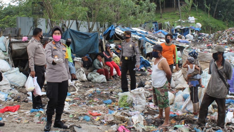 Polwan Cantik, AKBP Juliani Prihartini Temui Warga di Antara Tumpukan Sampah