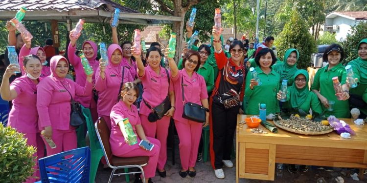 Hari Peduli Sampah 2019, Cathy Heribertus Bagikan Botol Minuman