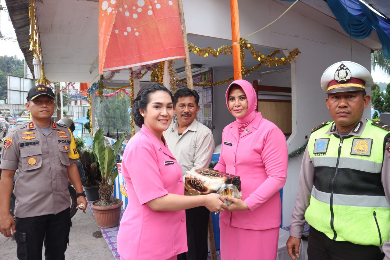 Cathy Heri Ompusunggu, Ketua Bhayangkari Polres Simalungun Kunjungi Pospam Lilin Toba Cathy Heri Ompusunggu, Ketua Bhayangkari Polres Simalungun Kunjungi Pospam Lilin Toba