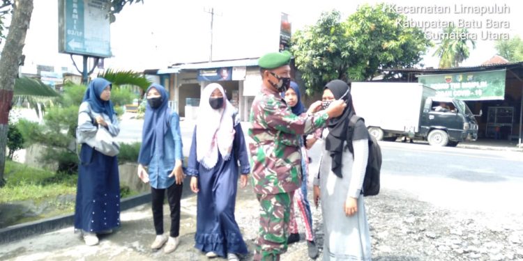 Berikan Himbauan Oleh Personel Jajaran Kodim 0208/Asahan Kepada Para Remaja Untuk Patuhi Protokol Kesehatan Anjuran Pemerintah Berikan Himbauan Oleh Personel Jajaran Kodim 0208/Asahan Kepada Para Remaja Untuk Patuhi Protokol Kesehatan Anjuran Pemerintah