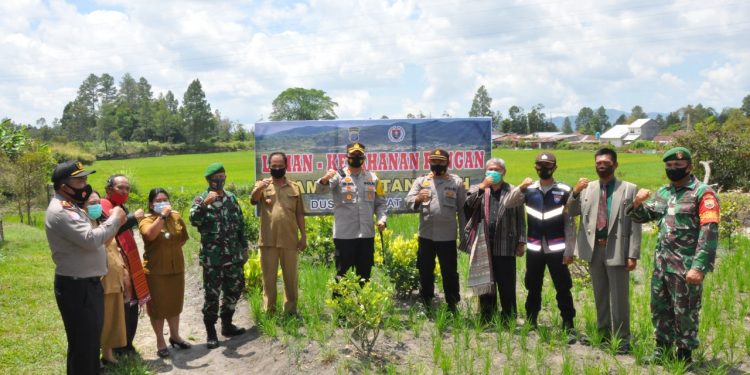 Kapolres Humbahas Resmikan Desa Pakkat sebagai Kampung Tangguh