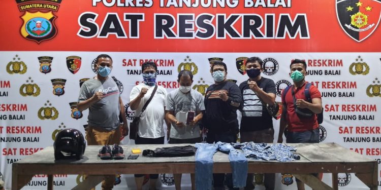 Terekam CCTV, Pencuri Beraksi di Rumah Hardiyanto Setelah Pintu Dibuka Anaknya Terekam CCTV, Pencuri Beraksi di Rumah Hardiyanto Setelah Pintu Dibuka Anaknya