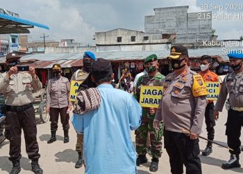 Personil Jajaran Kodim 0208/Asahan Melaksanakan Pendisiplinan Aman Covid-19 Melalui Patroli
