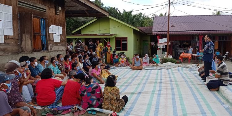 TPS Tetap Semangat Bertemu Warga di Nagori Baliju Meski Panas Terik Matahari TPS Tetap Semangat Bertemu Warga di Nagori Baliju Meski Panas Terik Matahari