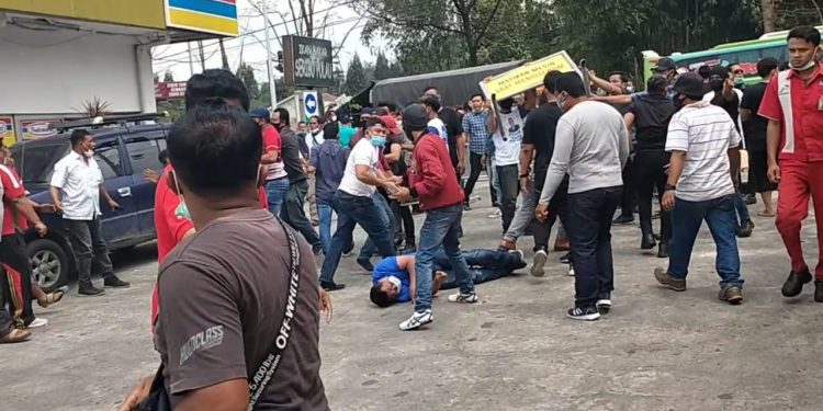Kisruh di Tubuh Demokrat, Massa Pro AHY vs KLB Bentrok di Sibolangit Kisruh di Tubuh Demokrat, Massa Pro AHY vs KLB Bentrok di Sibolangit
