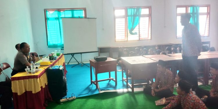 Cegah Kenakalan Remaja Sat Binmas Polres Lampung Barat Melakukan Penyuluhan di Sekolah