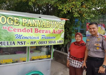 Sambil Beli Cendol, Kompol Faidil Zikri Sampaikan Pesan Pilpres Damai 2019