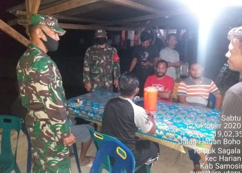 Pesonil Koramil 04/HB Melakukan Penegakan Displin Protokoler Kesehatan di Warung Tuak