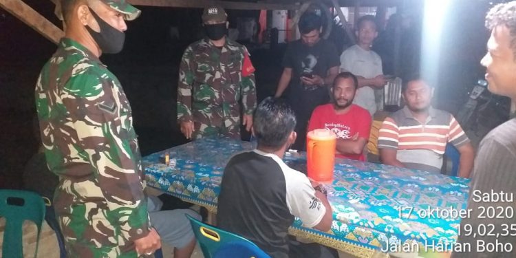 Pesonil Koramil 04/HB Melakukan Penegakan Displin Protokoler Kesehatan di Warung Tuak Pesonil Koramil 04/HB Melakukan Penegakan Displin Protokoler Kesehatan di Warung Tuak