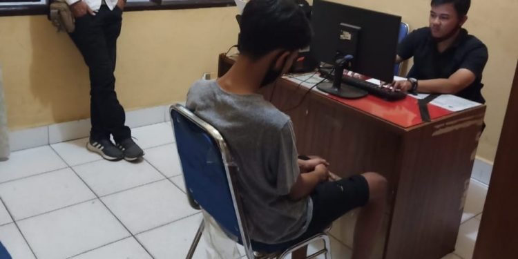 Aksi Pencurian Sepedamotor di Jalan Seram Terekam CCTV Aksi Pencurian Sepedamotor di Jalan Seram Terekam CCTV