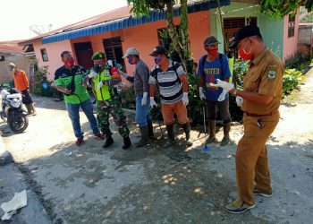 Berantas Covid-19, Babinsa Jajaran Kodim 0207/Simalungun Terus Lakukan Penyemprotan Desinfektan Di Gang-gang Rumah Warga