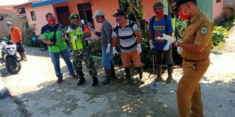 Berantas Covid-19, Babinsa Jajaran Kodim 0207/Simalungun Terus Lakukan Penyemprotan Desinfektan Di Gang-gang Rumah Warga