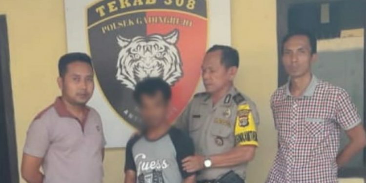 Nyaris Dihakimi Massa, Pelaku Cabul Anak Tiri Diciduk Nyaris Dihakimi Massa, Pelaku Cabul Anak Tiri Diciduk