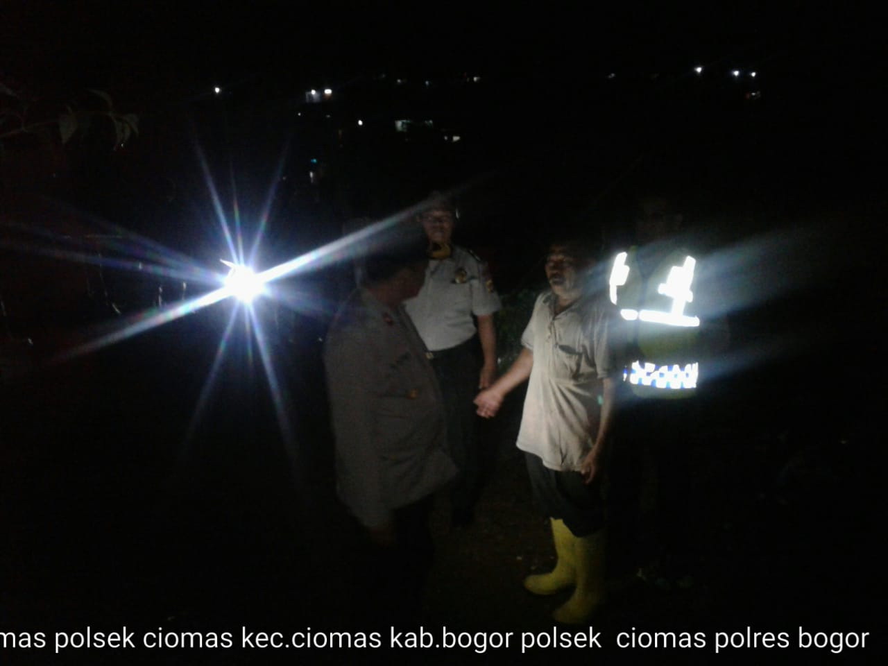 Sekeluarga Tertimbun Longsor, Empat Tewas dan Lainnya Dilarikan ke Rumahsakit