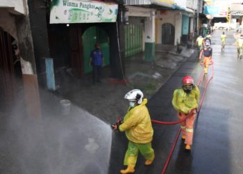 Jalanan di Sekitar Inti Kota Siantar Disemprot Disinfektan Untuk Perangi Corona