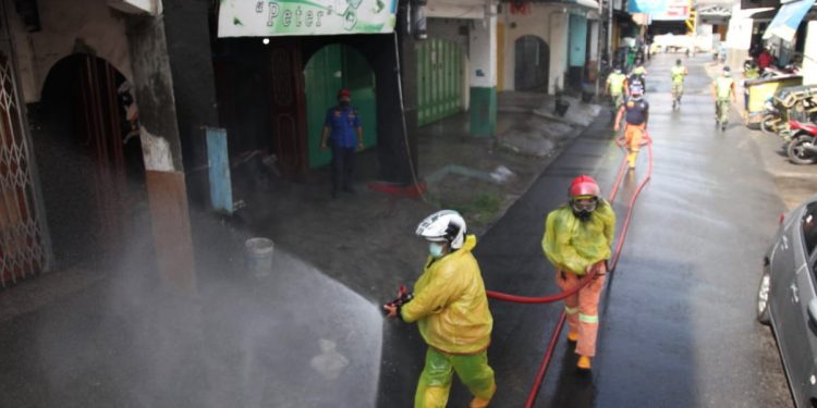 Jalanan di Sekitar Inti Kota Siantar Disemprot Disinfektan Untuk Perangi Corona