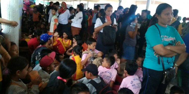 Hujan Buat Sejumlah Permainan Tertunda, Perlombaan Congklak Berlanjut