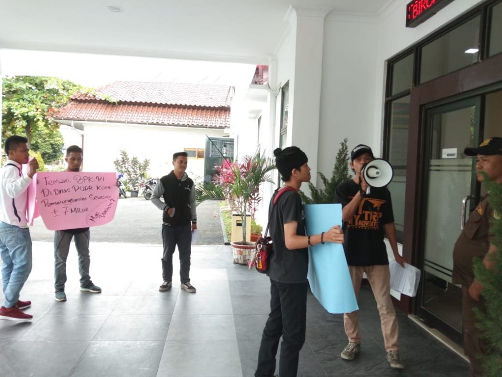 Demonstran Menduga Jhonson Tambunan Korup dan Jadi ATM Hefriansyah