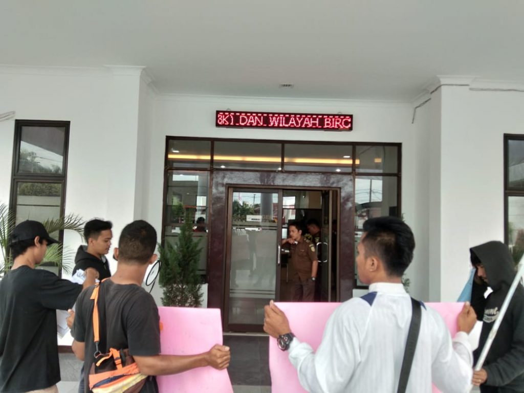Demonstran Menduga Jhonson Tambunan Korup dan Jadi ATM Hefriansyah
