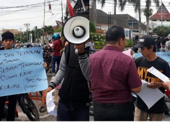 Demonstran Menduga Jhonson Tambunan Korup dan Jadi ATM Hefriansyah