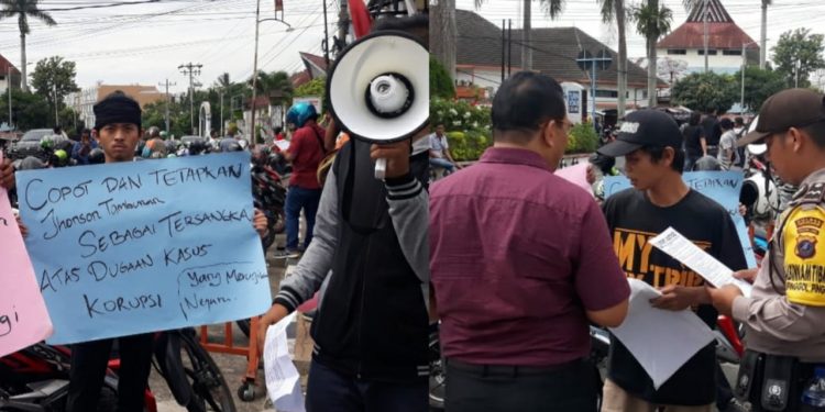 Demonstran Menduga Jhonson Tambunan Korup dan Jadi ATM Hefriansyah