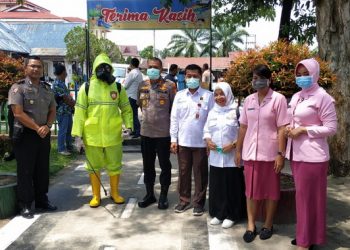 Cegah Penyebaran Covid-19, Polres Kampar Bersama Dinkes Lakukan Desinfeksi di Area Pelayanan Publik
