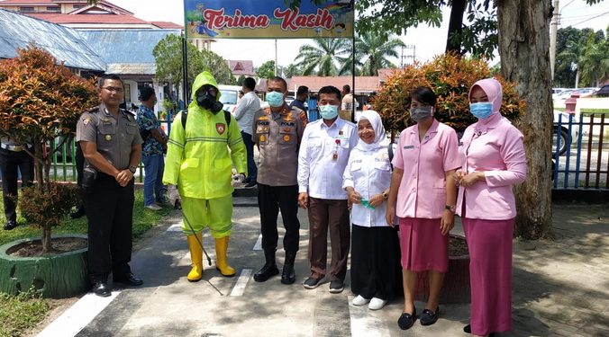 Cegah Penyebaran Covid-19, Polres Kampar Bersama Dinkes Lakukan Desinfeksi di Area Pelayanan Publik