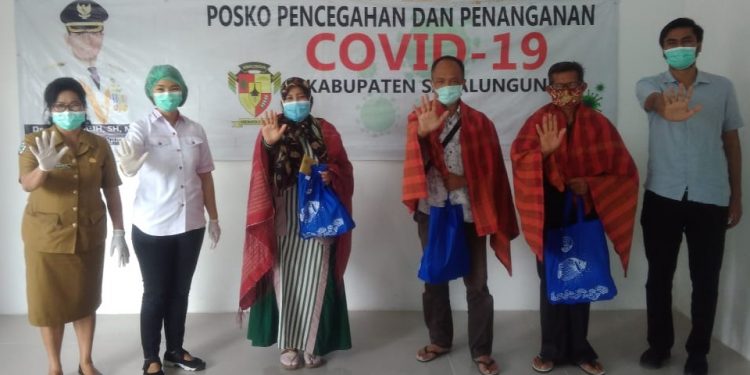 Direktur RSUD Parapat dr Elisabeth Pulangkan 3 Pasien Covid-19 Sembuh