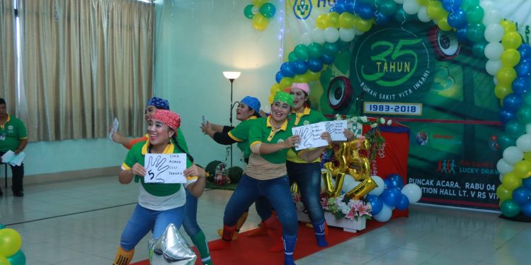 Tarian Cuci Tangan Meriahkan HUT ke 35 RS Vita Insani