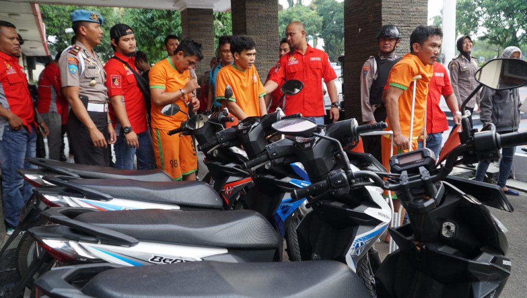 Beraksi di Perumahan, Tiga Anggota Sindikat Pencurian Sepedamotor Bersenpi Ditembak