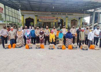 Kapolres Simalungun Dampingi Pembagian 250 Paket Sembako Dari Kapolda Sumut di Parapat