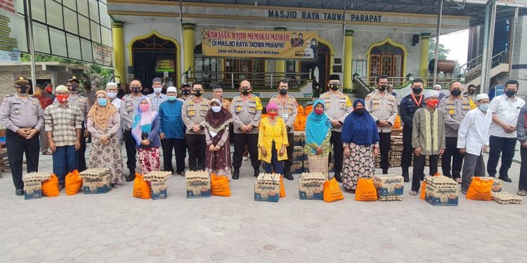 Kapolres Simalungun Dampingi Pembagian 250 Paket Sembako Dari Kapolda Sumut di Parapat