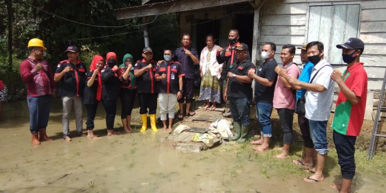 KRNS dan KPWM Bantu Warga Kurang Mampu di Aek Kanopan KRNS dan KPWM Bantu Warga Kurang Mampu di Aek Kanopan