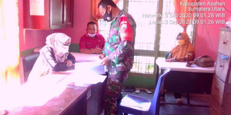 Mendata Warga Penerima Bantuan Covid-19, Oleh Personel Kodim 0208/Asahan Mendata Warga Penerima Bantuan Covid-19, Oleh Personel Kodim 0208/Asahan