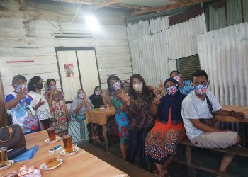 Warga Pematang Simalungun Tunjukkan Jalan Rusak ke Nuraini TPS
