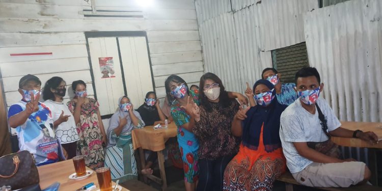 Warga Pematang Simalungun Tunjukkan Jalan Rusak ke Nuraini TPS Warga Pematang Simalungun Tunjukkan Jalan Rusak ke Nuraini TPS