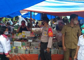 Kapolsek Pematang Raya bersama Bhabinsa Koramil 14 Raya Bagikan Masker di Pekan Raya