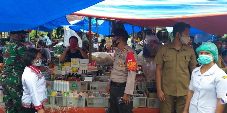 Kapolsek Pematang Raya bersama Bhabinsa Koramil 14 Raya Bagikan Masker di Pekan Raya Kapolsek Pematang Raya bersama Bhabinsa Koramil 14 Raya Bagikan Masker di Pekan Raya